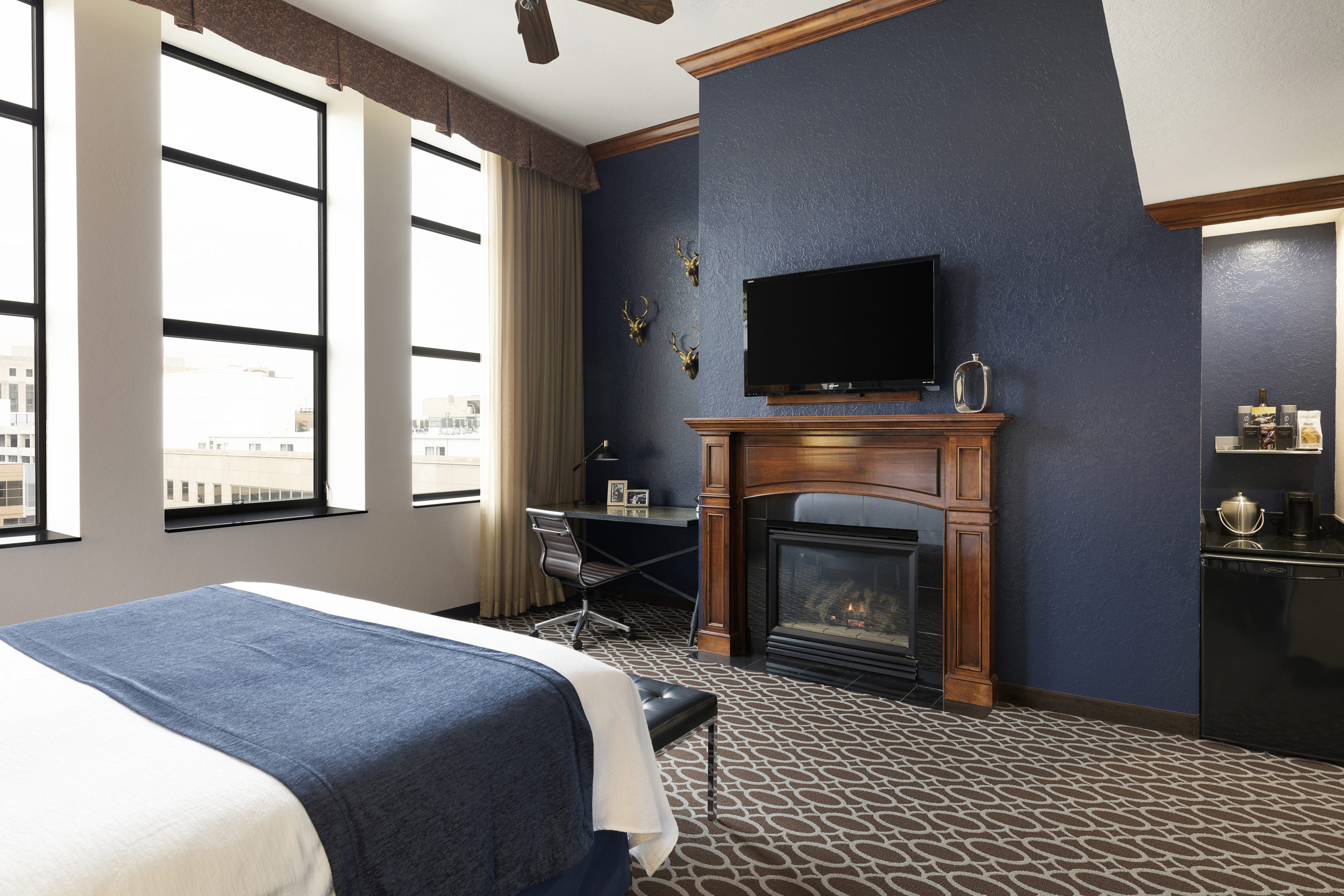 King Executive Fireplace: Des Lux Hotel