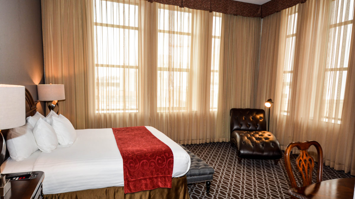 King Corner Suite with Fireplace Des Lux Hotel